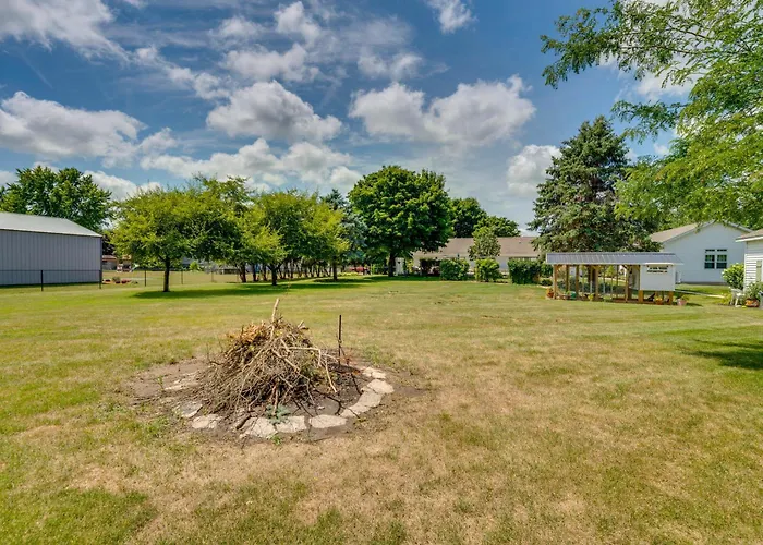 Peaceful Harvard Vacation Rental: 3 Mi To Town!